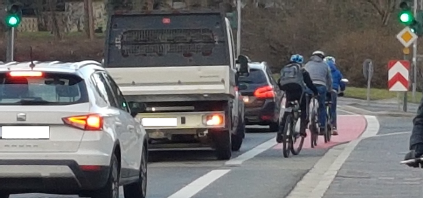 Schüler auf dem Hindenburgring Schüler von hinten auf dem Radfahrstreifen des Hindenburgrings