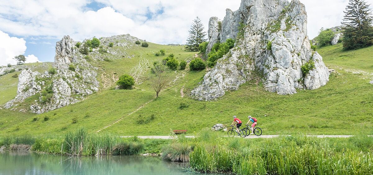 Albtäler Radweg, zwei Radfahrer mit Bergpanorama Eselsburger Tal