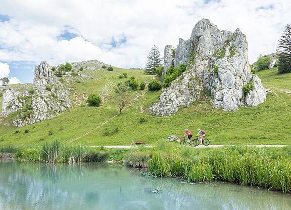 Albtäler Radweg Eselsburger Tal Albtäler Radweg, zwei Radfahrer mit Bergpanorama Eselsburger Tal