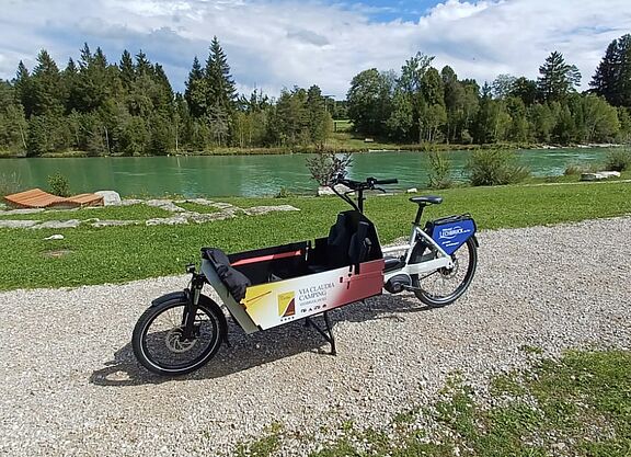 Lastenrad am Lechufer Lastenrad am Weg. Fluss im Hintergrund