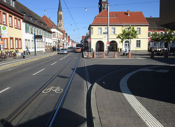 Fahrradweg zwischen Gleisen auf der Seckenheimer Hauptstr.