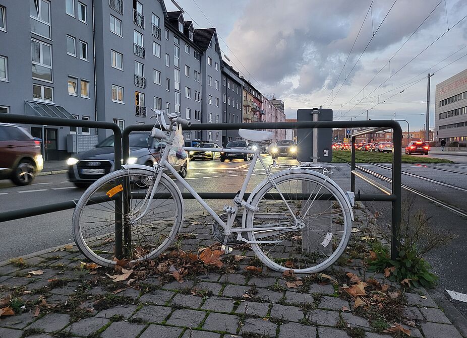 Am 7. Oktober 2023 stirbt ein 39‑jähriger Radfahrer an der Neckarauer Straße auf Höhe der Haltestelle Lettestraße in Mannheim‑Neckarau nach einer Kollision mit einer Straßenbahn der Linie 1. Am 7. Oktober 2023 stirbt ein 39‑jähriger Radfahrer an der Neckarauer Straße auf Höhe der Haltestelle Lettestraße in Mannheim‑Neckarau nach einer Kollision mit einer Straßenbahn der Linie 1.