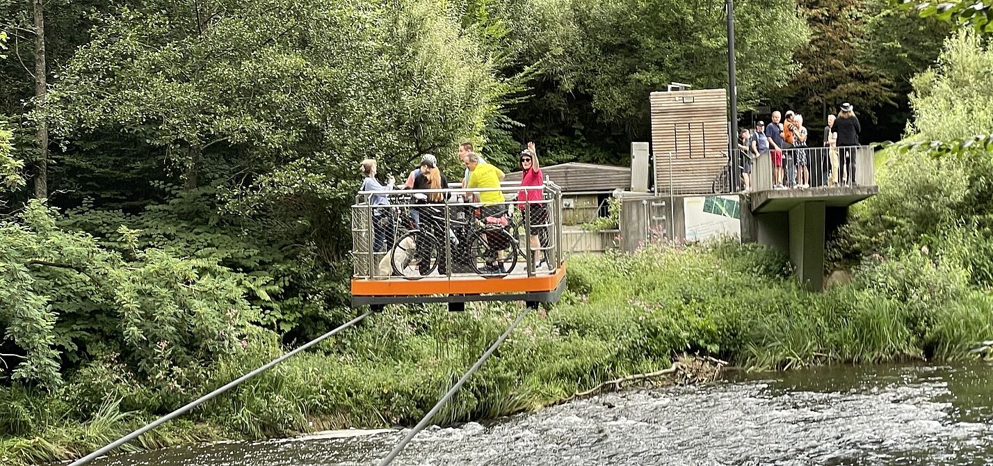 Schwebefähre über die Wupper adfc-mettmann unterwegs auf einer Seilfähre