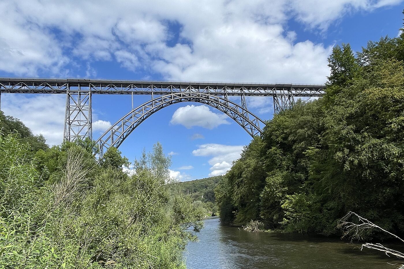 Blick auf die Müngstener Brücke Blick auf die Wupper mit Müngstener Brücke im Hintergrund