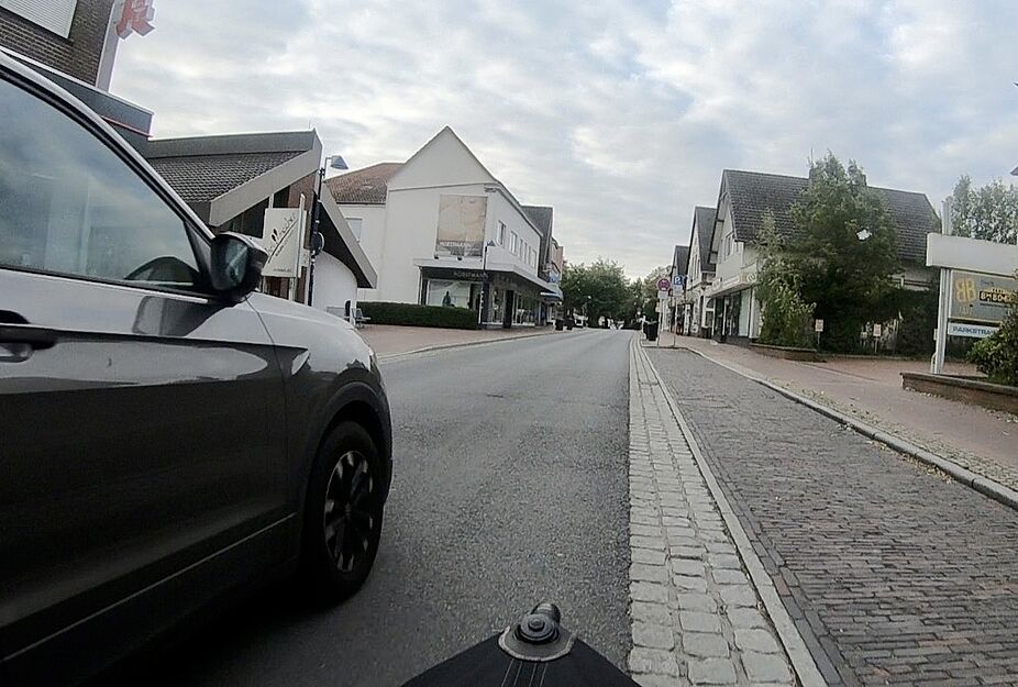 Beispielbild: Überholabstand in Hude Enges Überholen in Hude