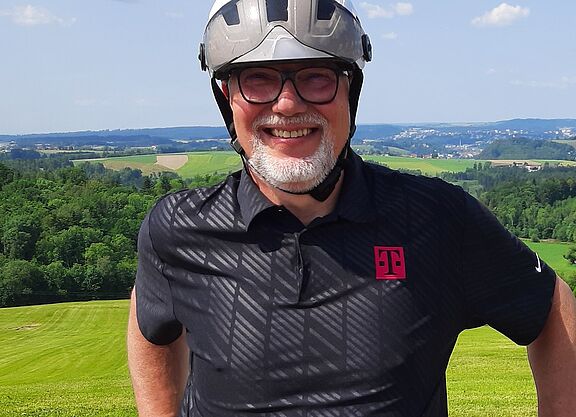 Profilbild Uwe Koenzen ADFC Landshut / Dingolfingen-Landau Uwe Koenzen mit Radhelm stehend - Profilbild