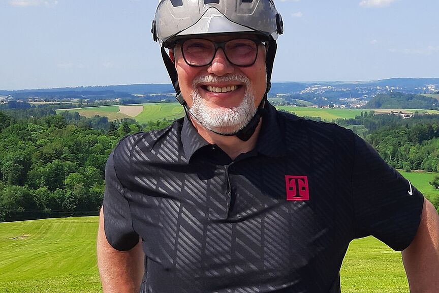 Profilbild Uwe Koenzen ADFC Landshut / Dingolfingen-Landau Uwe Koenzen mit Radhelm stehend - Profilbild
