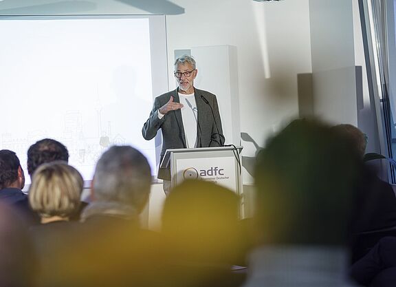 Der ADFC-Bundesvorsitzende Frank Masuart betonte auf dem Einweihungsempfang der neuen Räume der ADFC-Bundesgeschäftsstelle, das enorme Potenzial, dass der Radverkehr in Deutschland für den gesellschaftlichen Zusammenhalt habe. Der ADFC-Bundesvorsitzende Frank Masuart betonte auf dem Einweihungsempfang der neuen Räume der ADFC-Bundesgeschäftsstelle, das enorme Potenzial, dass der Radverkehr in Deutschland für den gesellschaftlichen Zusammenhalt habe.