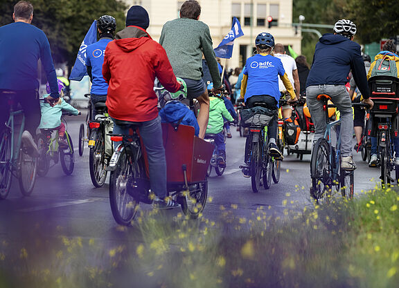 Kidical Mass Fahrradgruppe Menschen auf Rädern bei Kidical Mass Demo