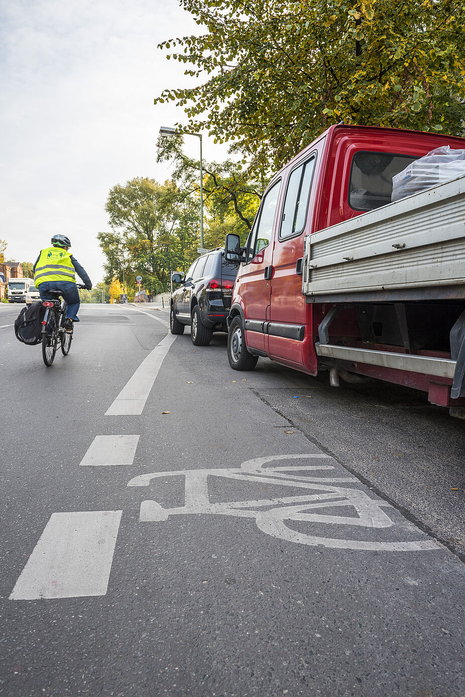 Radfahren in der Stadt. Blockierter Radweg Radfahren in der Stadt, blockierter Radweg