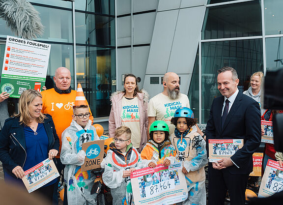 Petitionsübergabe am 13. Oktober 2022 für ein kinderfreundliches Straßenverkehrsgesetz an Bundesverkehrsminister Wissing Petitionsübergabe für ein kinderfreundliches Straßenverkehrsgesetz an Bundesverkehrsminister Wissing