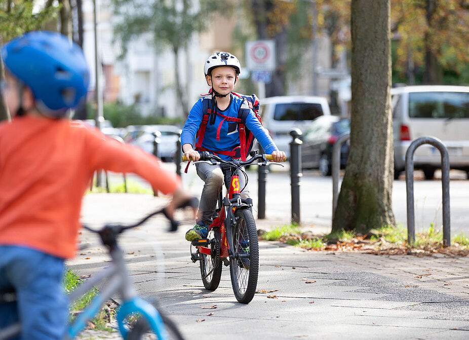 Auf dem Weg zur Schule Ein Kind fährt mit dem Rad zur Schule